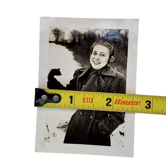 Vtg Pretty Young Lady Enjoying Snow Day Monochrome Photography Found Snapshot - Picture 4 of 4